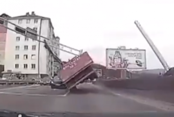 "Za dlaku" izbjegnuta katastrofa: Pogledajte kako je vozač kamiona srušio semafor (VIDEO)