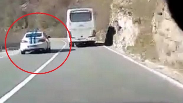 Crnogorska policija pretiče preko pune linije na krivini dok vozilo dolazi iz suprotnog smjera (VIDEO)