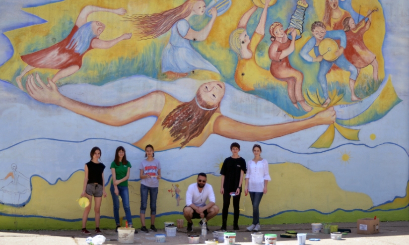 Počela restauracija prvog gradskog murala u Prijedoru
