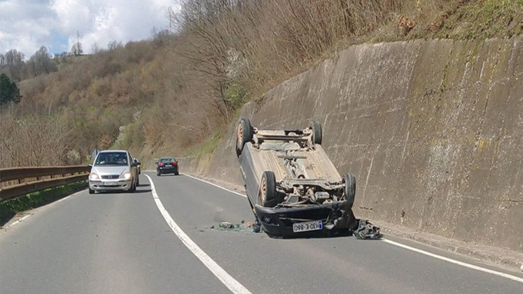Automobil u Crkvinama kod Goražda završio na krovu