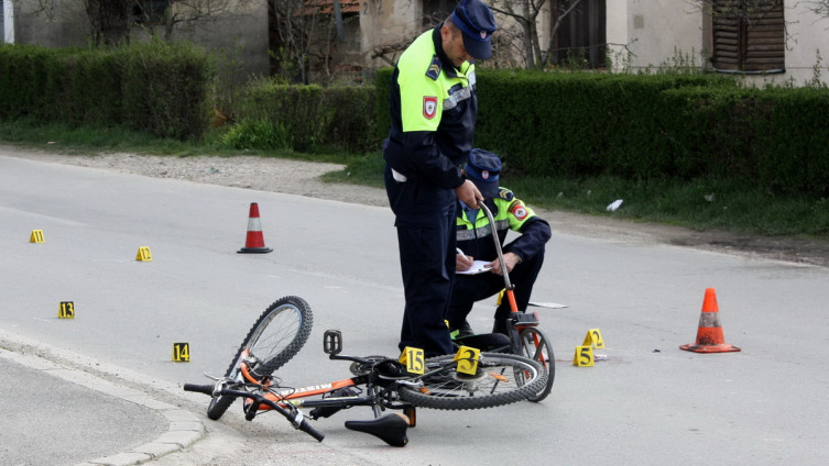 Nesreća u Prijedoru: Teško povrijeđen biciklista, prebačen u UKC