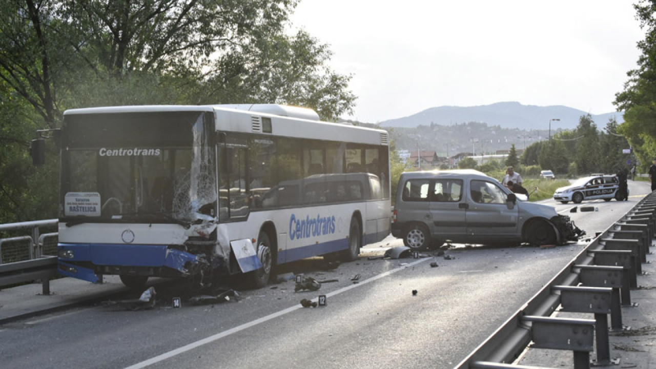 Stravična nesreća u sarajevskom naselju Osjek: Jedna osoba smrtno stradala, saobraćaj potpuno obustavljen (FOTO)