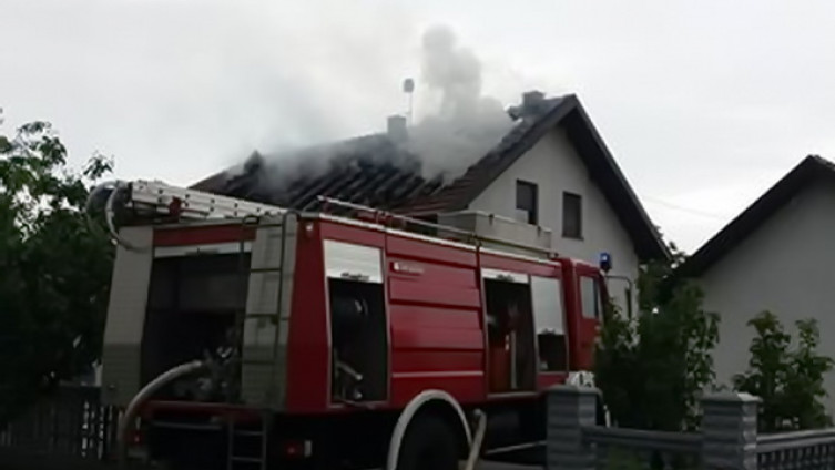 Prijedor: U naselju Gomjenica grom zapalio kuću, izgorio krov