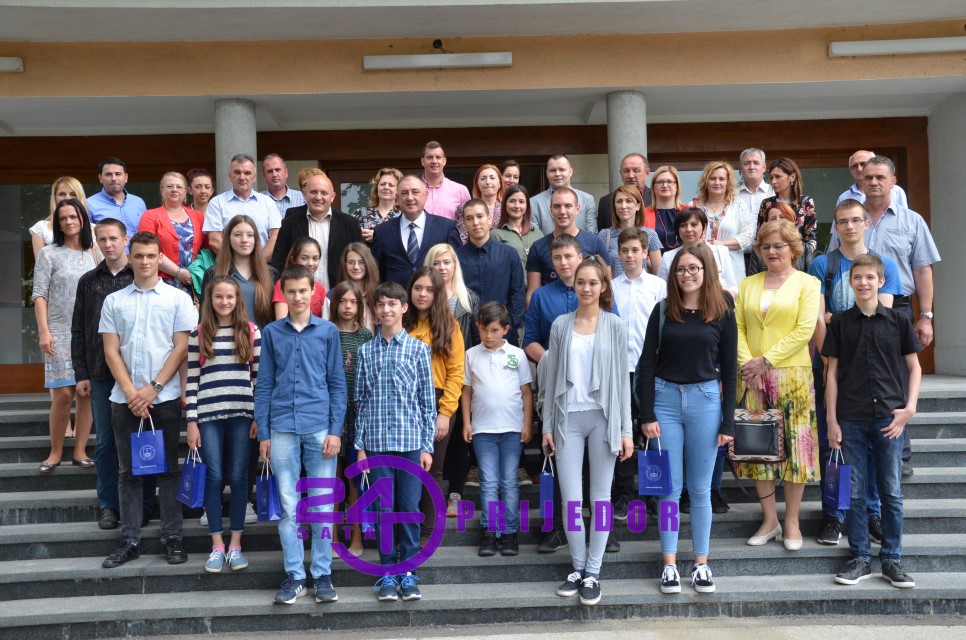 Gradonačelnik Đaković organizovao prijem za najbolje osnovce i srednjoškolce (FOTO i VIDEO)