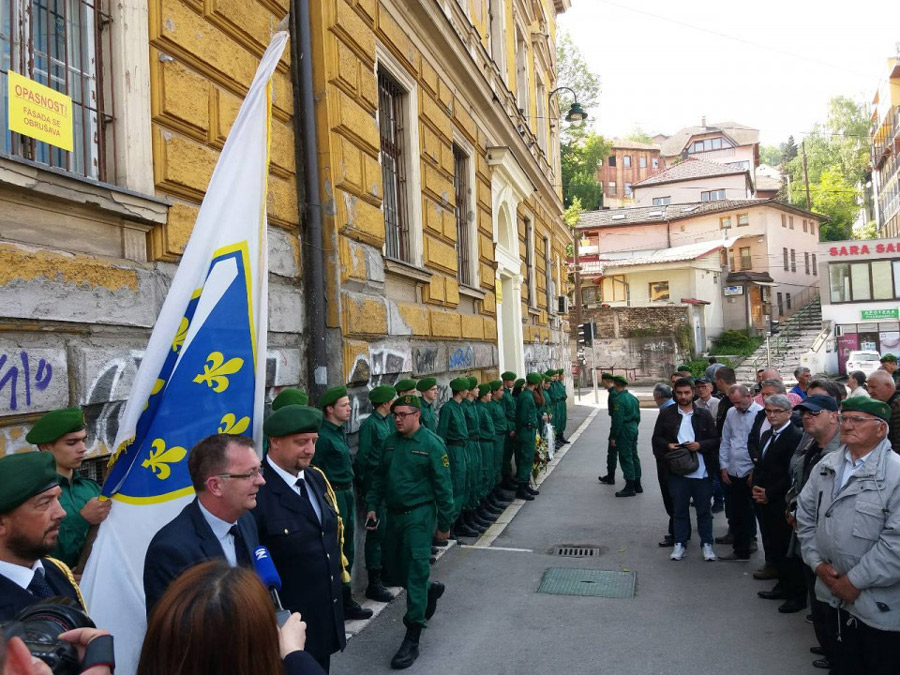 “Zelene beretke” se postrojile u Dobrovoljačkoj ulici u Sarajevu, pružile podršku Dudakoviću