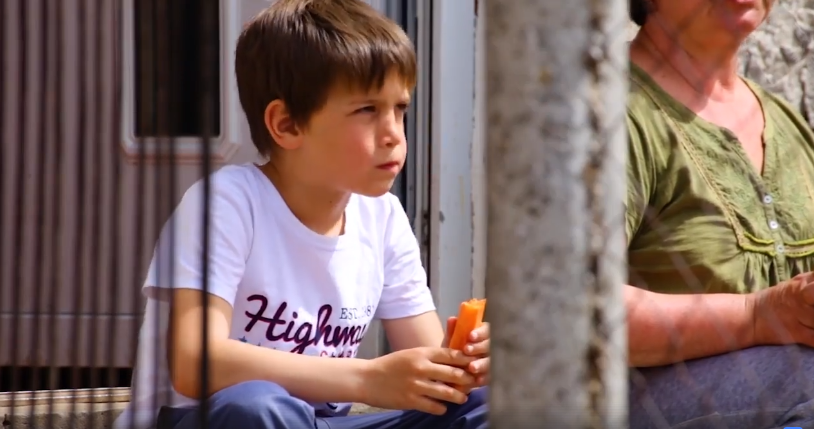 Mali Dragan (7) je heroj, svaki dan prelazi 60 km do škole: Živi u selu bez struje i vode, nema drugove, pa se igra sa životinjama (FOTO i VIDEO)