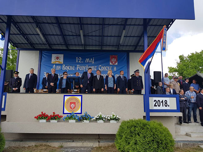 Centralna manifestacija Dana Vojske Srpske u kasarni "Kozara" (FOTO)