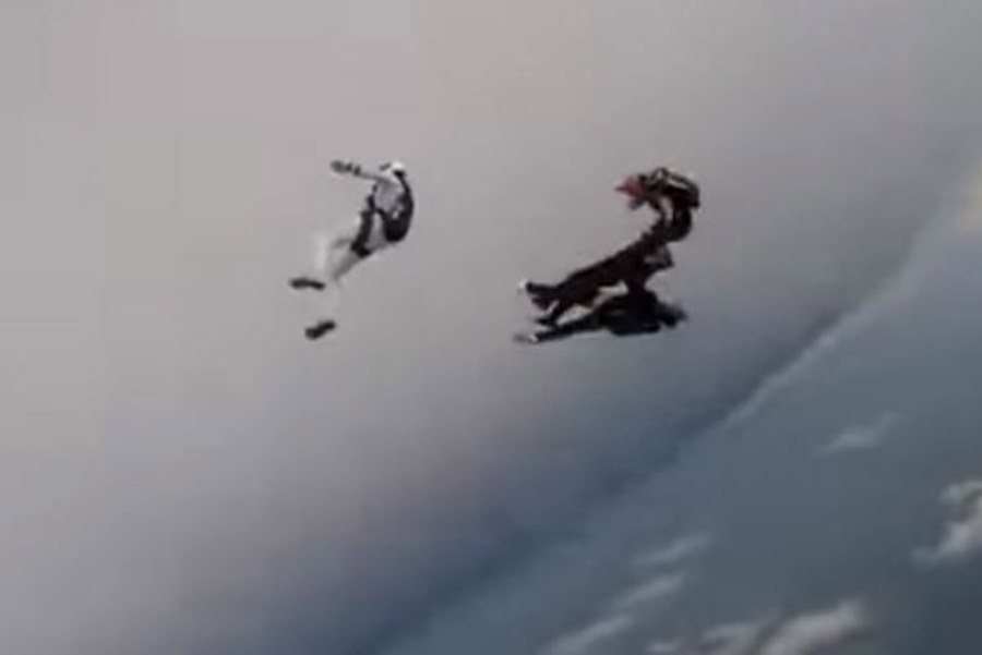 TRAGEDIJA Snimljena jeziva pogibija dvojice padobranaca (VIDEO)