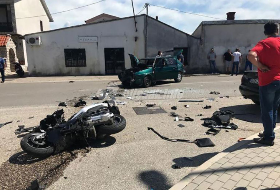 Sudarili se “golf” i motocikl, pola sata kasnije 20-godišnjak PREMINUO U BOLNICI