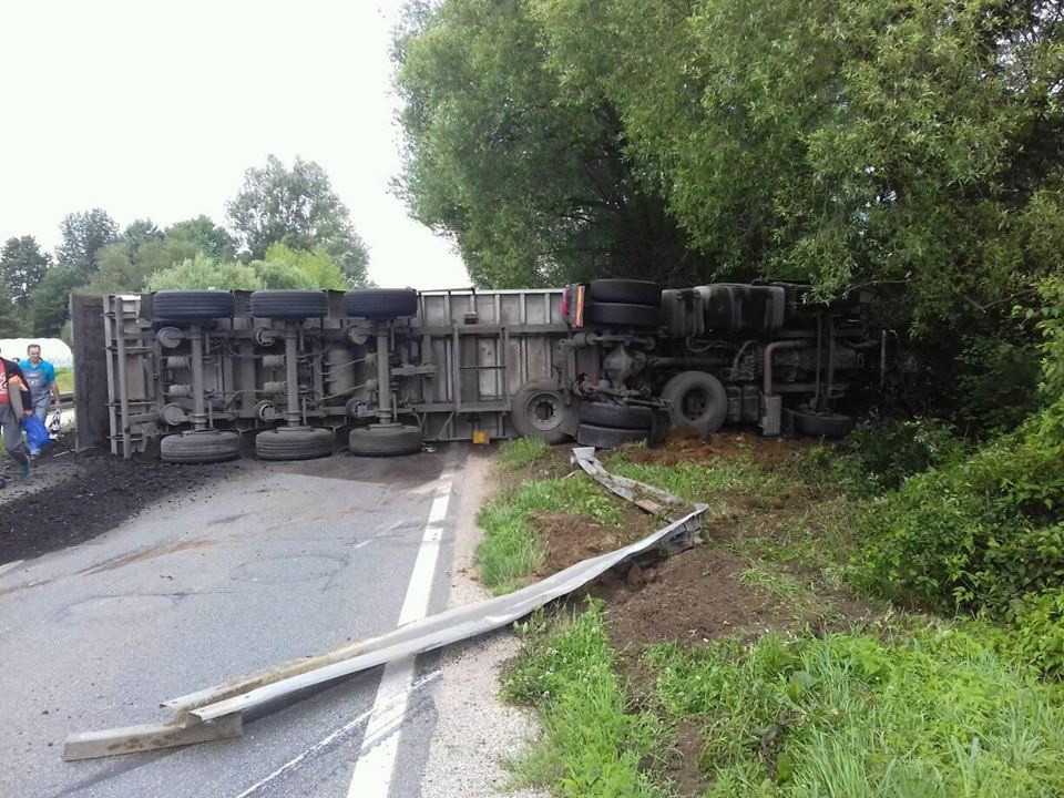 U mjestu Dobošnica kod Lukavca prevrnuo se kamion sa 20 tona uglja, vozač povrijeđen, put blokiran (FOTO)