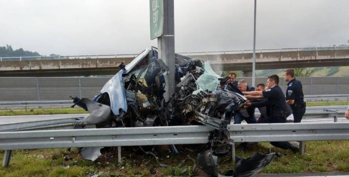 Teška saobraćajna nesreća u Sarajevu: Automobilom se zabio u stub, dvije osobe smrtno stradale (FOTO i VIDEO)