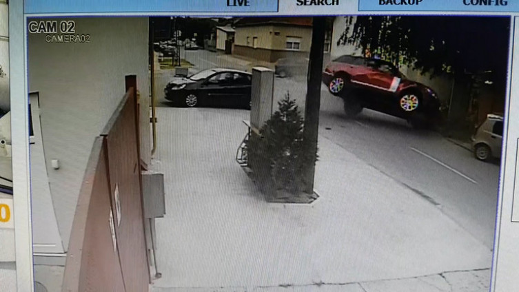 Jeziv snimak udesa u Novom Sadu: Automobil prevrnuo džip Range Rover i bacio ga na druga vozila (VIDEO)