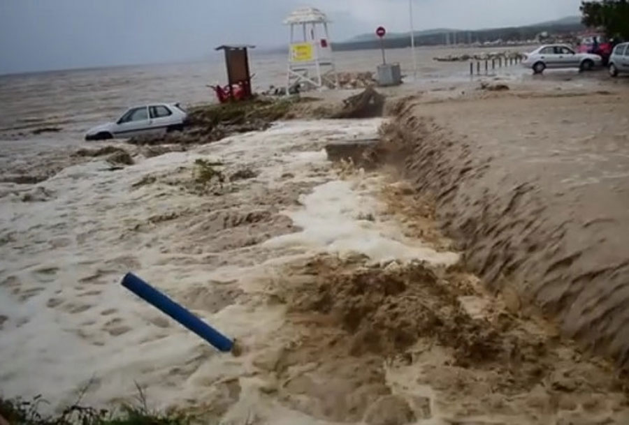 APOKALIPTIČNE SCENE Poplave u ljetovalištima u Grčkoj ostavljaju ŠOKANTNE PRIZORE (VIDEO)
