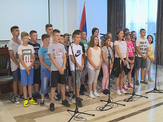 OЈ KOSOVO, KOSOVO - Djeca s Kosmeta pjevaju u Administrativnom centru Vlade Srpske (VIDEO)