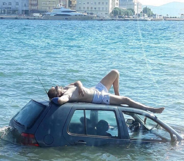 Ništa mu ne može pokvariti dan: Automobilom sletio u more, a onda se odlučio sunčati
