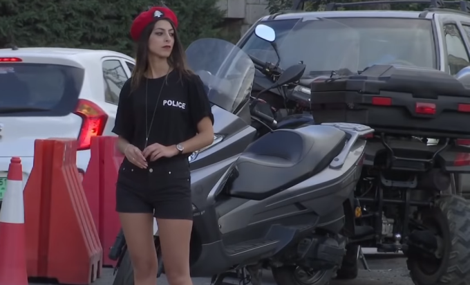 Policajke regulišu promet u kratkim pantalonama (VIDEO)