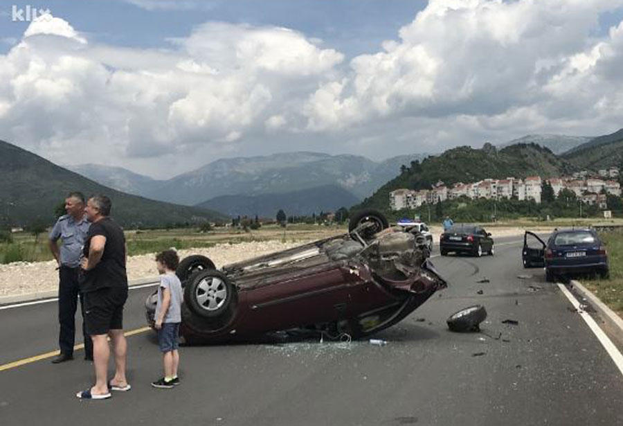 Teška nesreća u Mostaru: Automobil završio na krovu, jedna osoba povrijeđena