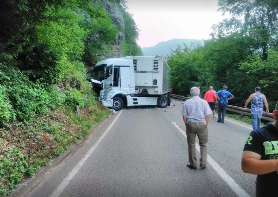 VOZAČI, OPREZ Veliki komadi stijene pali na kamion i automobil na putu prema Zvorniku, saobraćaj obustavljen