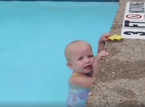 Ne zna da hoda, ali pliva kao profesionalac! (VIDEO)
