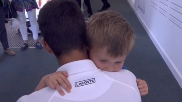 Ovo je najemotivniji momenat Vimbldona: Stefan u zagrljaju Novaka posle finala! (FOTO) (VIDEO)