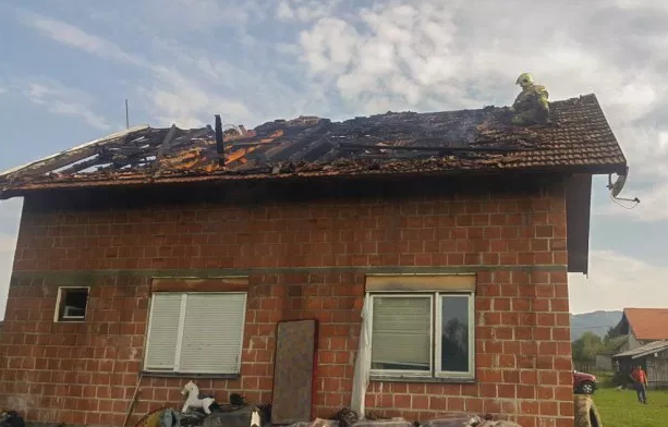 U Kamičanima kod Prijedora izgorio krov kuće