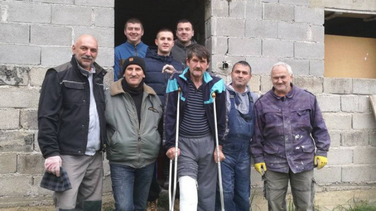 Akcija složnih mještana Oštre Luke: Petero Mastikosa iz kućerka od zemlje seli se u novi dom