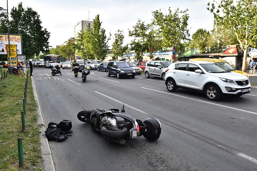 Nakon sudara u Kumodražu, vozač motocikla PODLEGAO POVREDAMA U URGENTNOM CENTRU