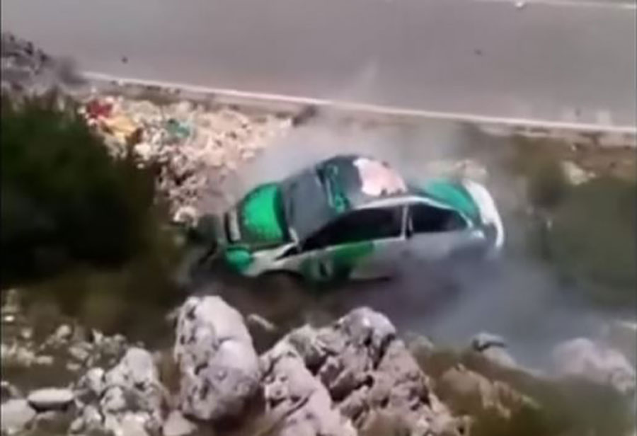 STRAVIČAN UDES U CRNOJ GORI Automobil udario u stijene U PUNOJ BRZINI, vozač samo pukom srećom nije povrijeđen (VIDEO)