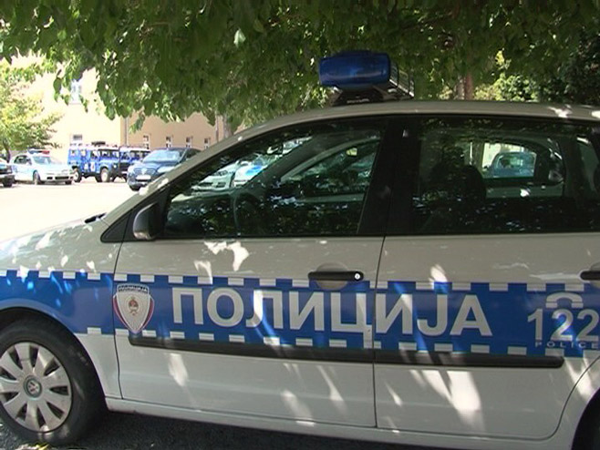 Policajci koji čuvaju Dodika uhapsili Slovenca zbog obijanja auta
