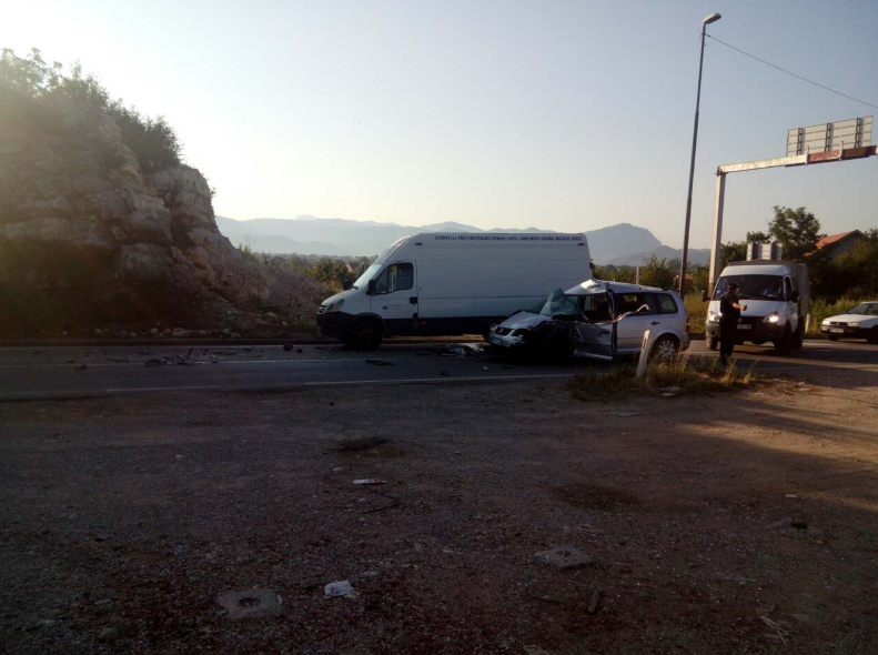 Autom udario u kamion, pa u kombi: Državljanin BiH teško povrijeđen na putu Podgorica-Nikšić