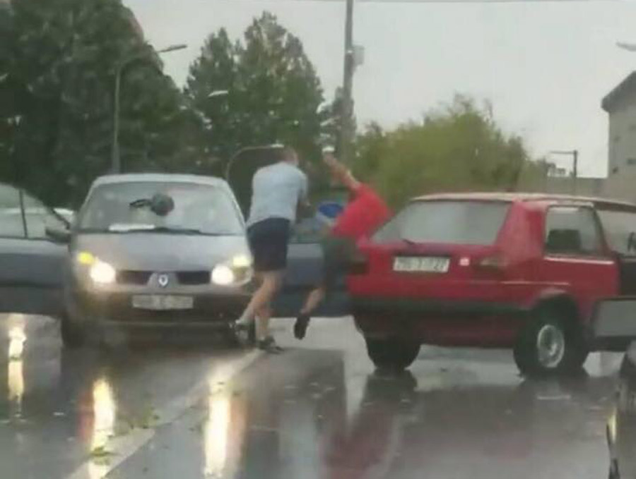 TUKAO LED, SIJEVALE PESNICE Dva muškarca se potukla nasred ulice u Prijedoru