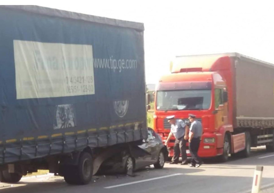 Nesreća kod Doboja: Automobil završio “u sendviču” između dva kamiona (FOTO)