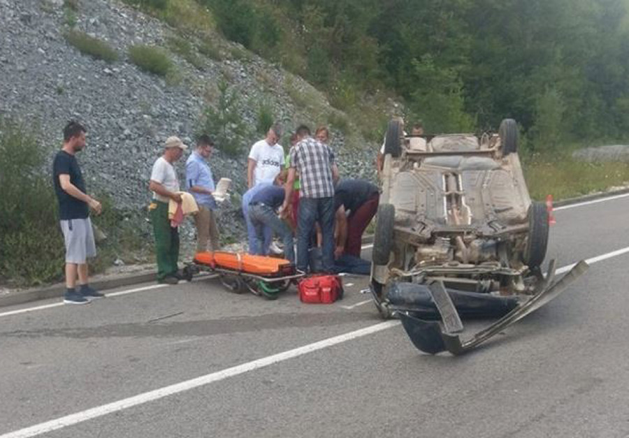Nesreća kod Olova: Automobil se prevrnuo na krov, vozač povrijeđen