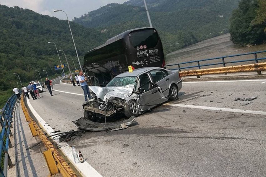 Vozač BMW-a teže povrijeđen nakon žestokog sudara s autobusom