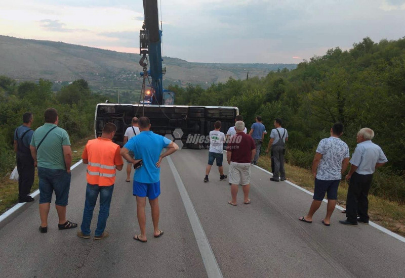 Dizalicom izvučen prevrnuti autobus na cesti Mostar - Stolac (VIDEO)