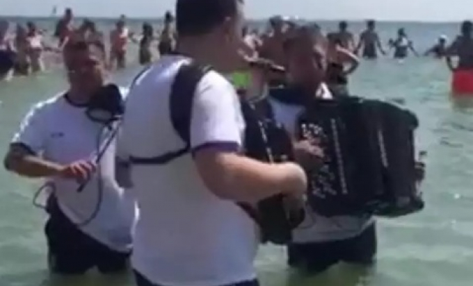 Muzičari zasvirali u moru, Palma poveo kolo (VIDEO)