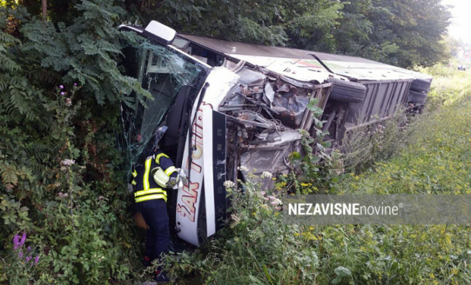 Teška saobraćajka kod Banjaluke: Autobus se prevrnuo, jedno lice poginulo