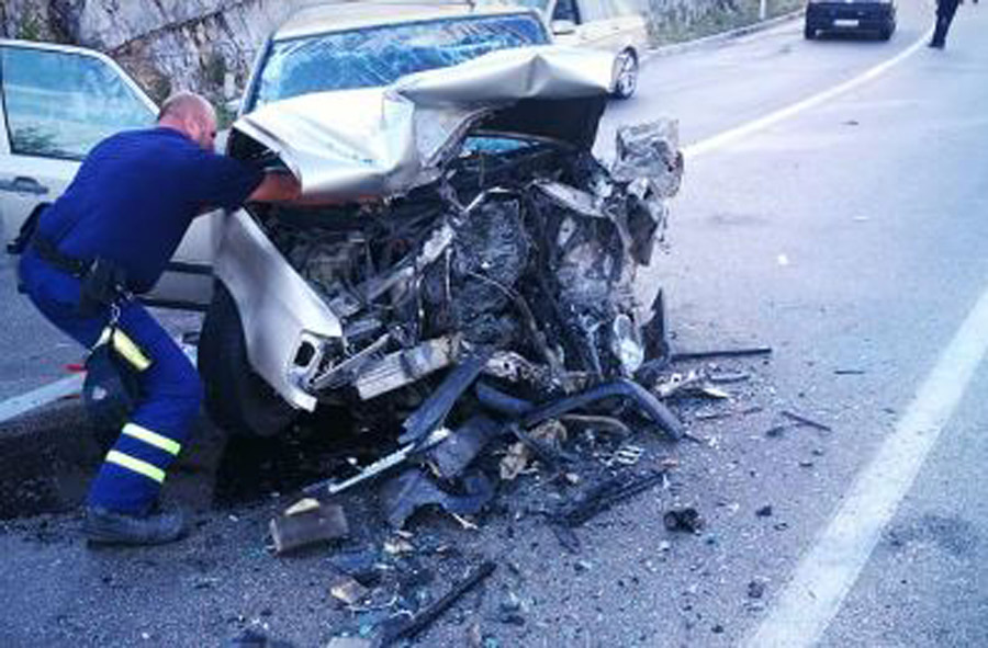 STRAVIČAN SUDAR Vatrogasci sjekli vozilo kako bi izvukli povrijeđene na putu Trebinje – Herceg Novi