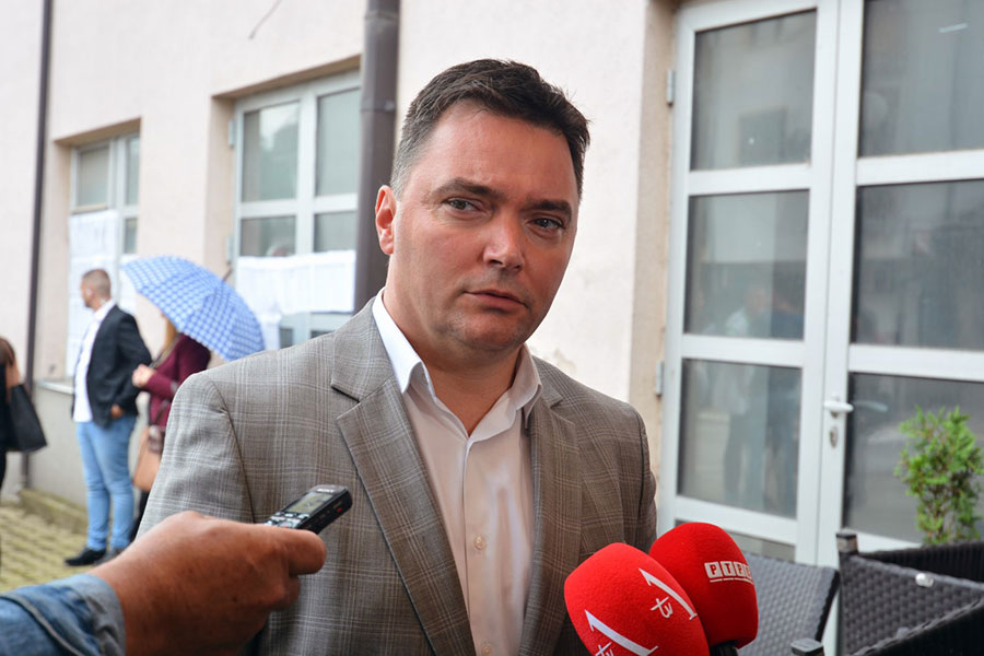 NOVI POKUŠAJ UVOĐENJA “BOSANSKOG” JEZIKA Košarac: Ahmetović je za Srpsku POLITIČKI OPASNIJI od Salkića