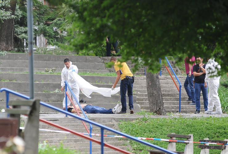 UBISTVO NA DEČJEM IGRALIŠTU Na Banjici pronađen mrtav muškarac, oko njega MNOGO KRVI, policija zatvorila park