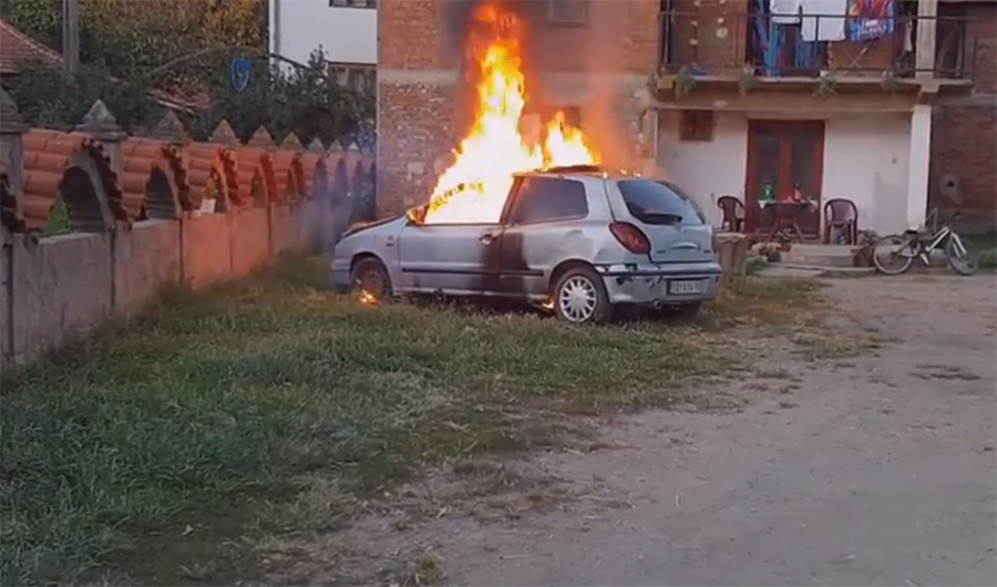 DOŠLO MU SVEGA PREKO GLAVE Zapalio auto pred djetetom jer nije prošao tehnički pregled (VIDEO)