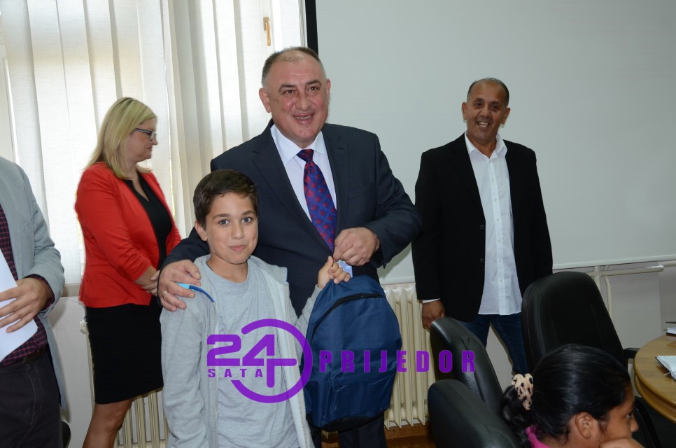 Školski pribor i torbe za učenike romske nacionalnosti (FOTO i VIDEO)