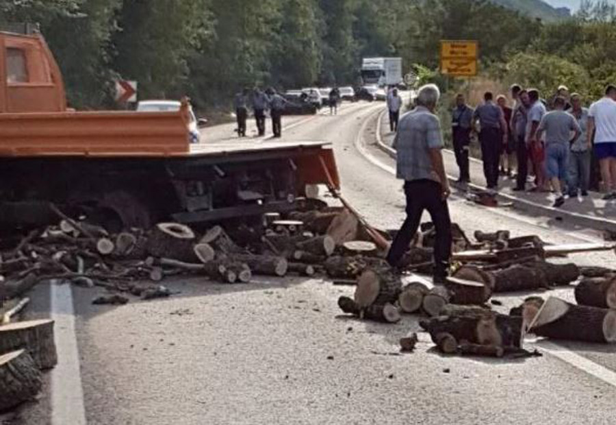 Sudar kamiona i automobila kod Mostara: Drva za ogrjev blokirala saobraćaj, IMA POVRIJEĐENIH