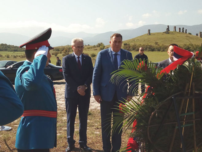 Dodik položio vijenac na spomenik žrtvama zločina u Garavicama (FOTO)