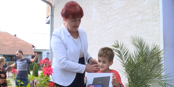 Ministarka Davidović uručila poklone školarcu Nikoli Dunoviću (VIDEO)