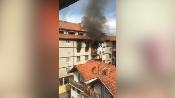 (UZNEMIRUJUĆI VIDEO!) STRAVIČAN POŽAR Tri osobe žive izgorele na terasi zgrade u plamenu u Novom Pazaru
