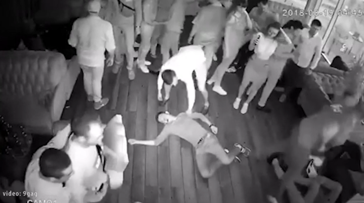 ZASTRAŠUJUĆI SNIMAK Rus pobjesnio usred noćnog kluba i počeo da TUČE SVE REDOM (VIDEO)