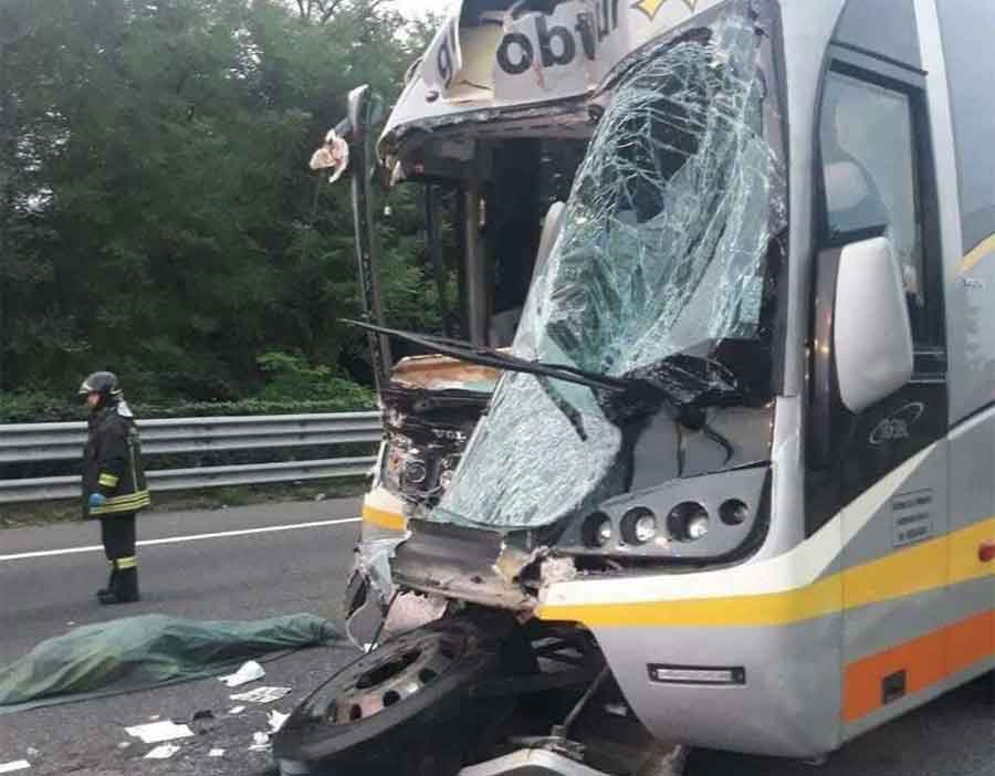 STRAVIČNA NESREĆA U ITALIJI Autobus sa djecom iz Istočnog Sarajeva zabio se u kamion, POGINUO VOZAČ, 12 djece povrijeđeno