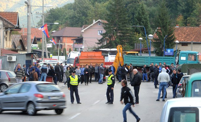 Srbi blokirali put za Brnjak, američki KFOR čuva Gazivode