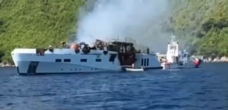 Objavljen dramatičan snimak iz Hrvatske: Vatrogasci jedva ugasili požar na jahti, a onda se začuo prasak (VIDEO)